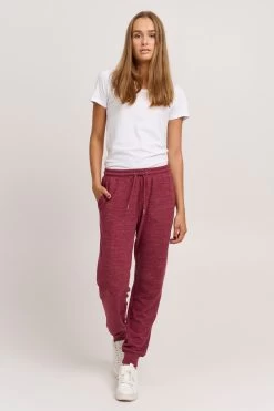 OXMO Sweatpants Loosefit Broek BENITA Dames Wijnrood -Oxmo Winkel 4311a6a9b18c2b3a7471f4553c1111b2
