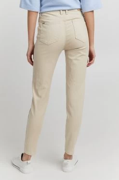 OXMO Straight Regular Jeans Peetje Dames Beige -Oxmo Winkel 7b50f10bb5bbb980cab9e9d833466829