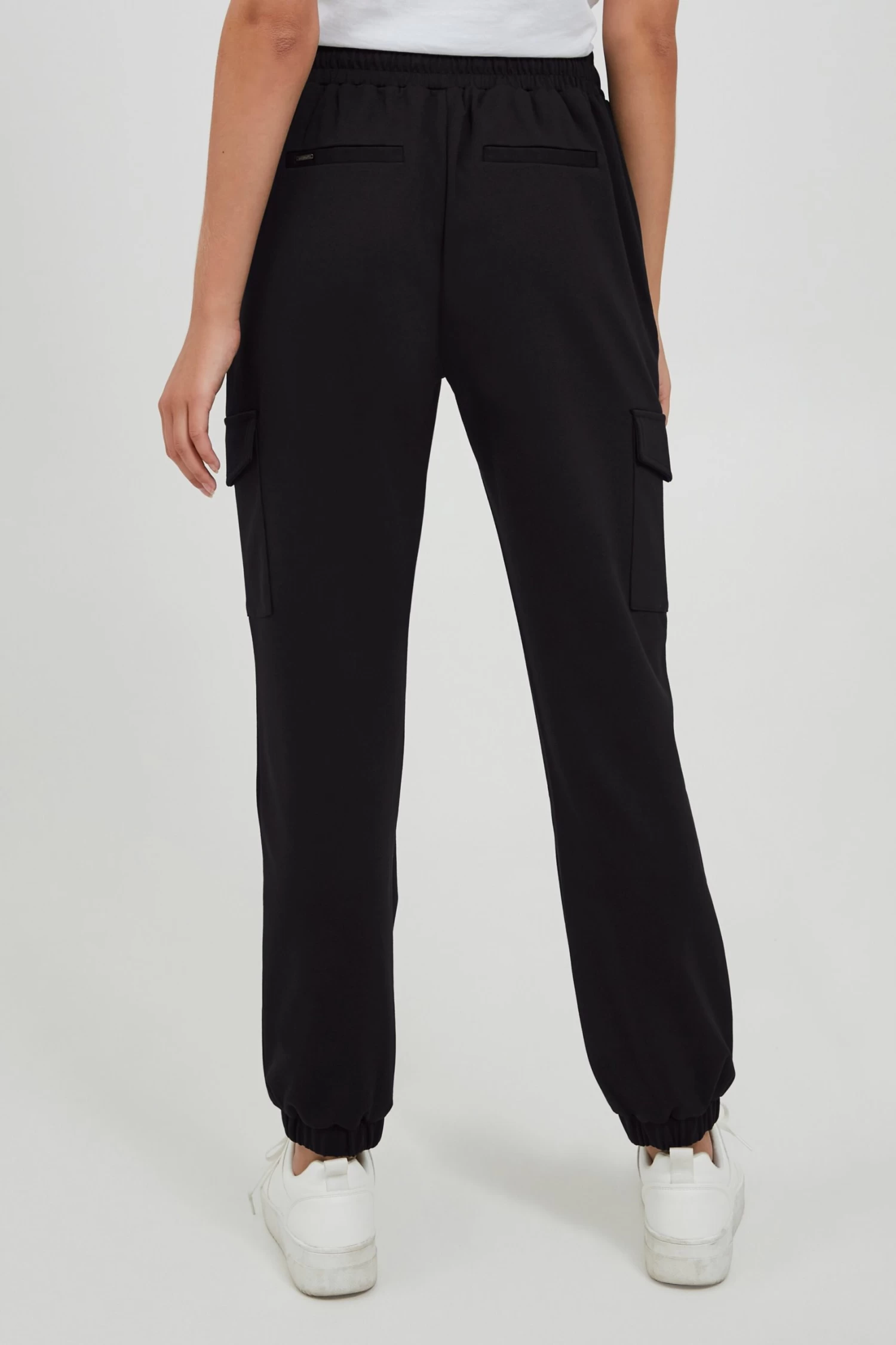 OXMO Cargobroeken Loosefit Cargobroek Henni Dames Zwart 6 OXMO Cargobroeken Loosefit Cargobroek Henni Dames Zwart - Afbeelding 4