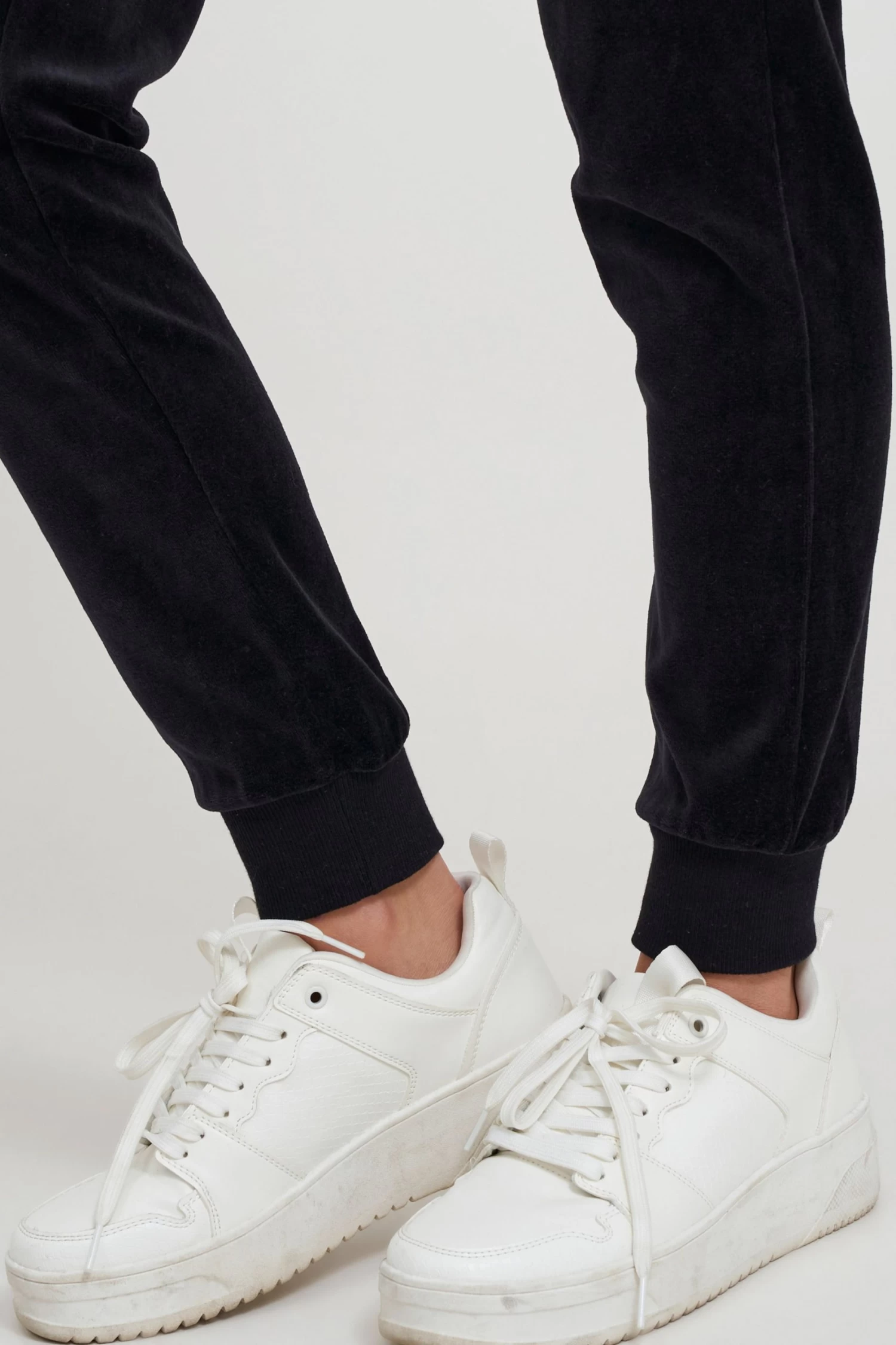 OXMO Sweatpants Loosefit Broek NIKITA Dames Zwart 8 OXMO Sweatpants Loosefit Broek NIKITA Dames Zwart - Afbeelding 6