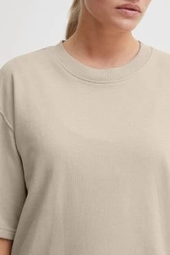 OXMO T-shirts Shirt Oxsafina Dames Beige 10 OXMO T-shirts Shirt Oxsafina Dames Beige -Oxmo Winkel d76cf2dbe196f44ce60d2896f8c551fe