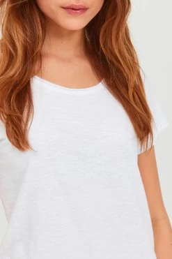 OXMO T-shirts Shirt Lydi Dames Wit -Oxmo Winkel e640ddfc26e2bbe065ad2ca89bd3e461